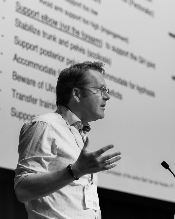 Bart Van der Heyden, speaking at a lectern.